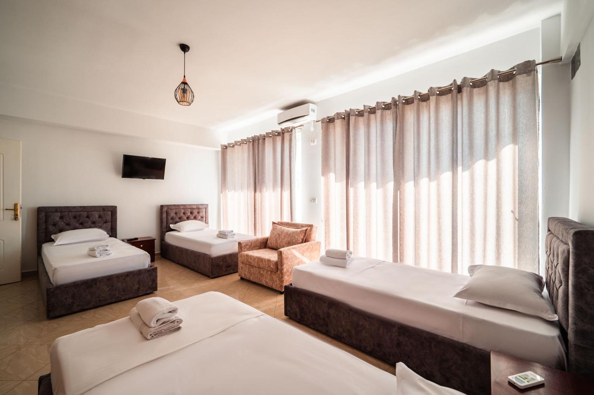 Alnes Hotel Саранда Екстер'єр фото
