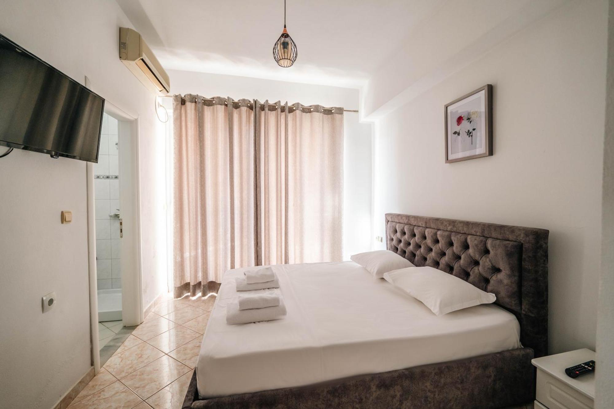 Alnes Hotel Саранда Екстер'єр фото